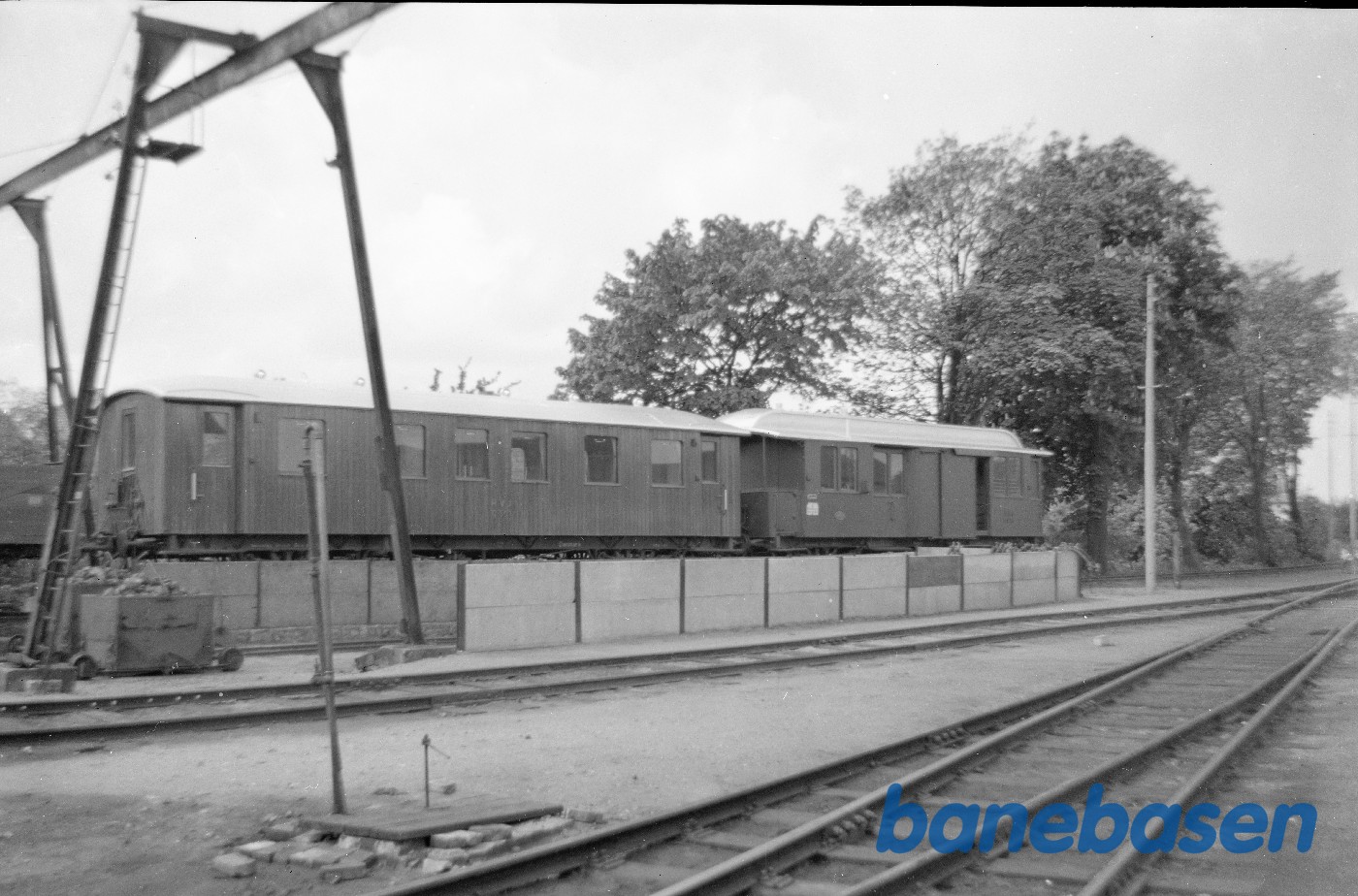 Personvogn HVJ C 501 + Postvogn OHJ D 232 ved remisen i Holbæk Personvogn HVJ C 501 + Postvogn OHJ D 232 ved remisen i Holbæk