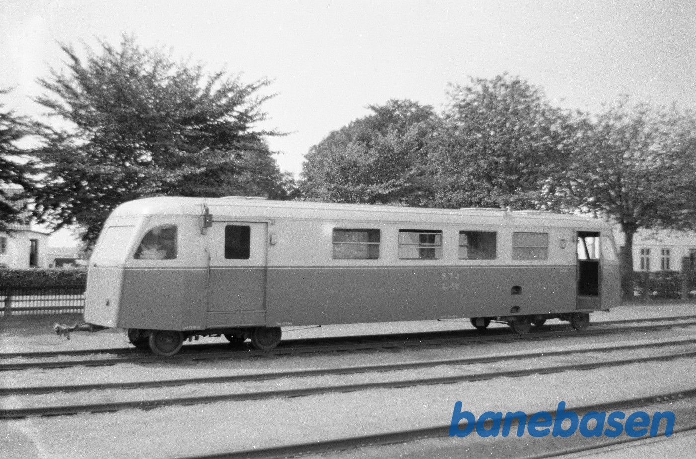 Skinnebus-bivogn HTJ SP 39 på Tølløse station Skinnebus-bivogn HTJ SP 39 på Tølløse station