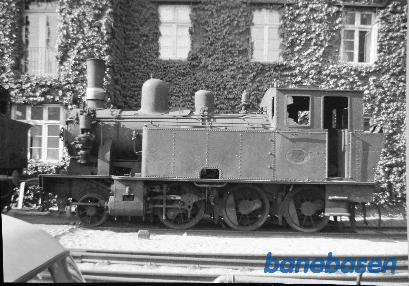 Damplokomotiv HFHJ 6 på vej til ophugning. Damplokomotiv HFHJ 6 på vej til ophugning.