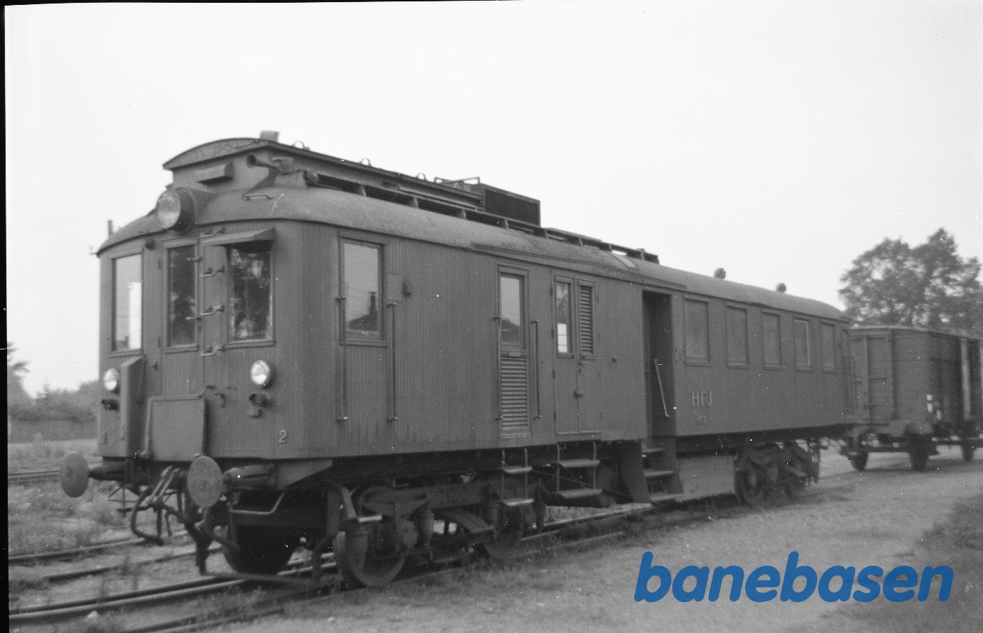 Motorvogn HFJ M 2 rangerer med godsvogn ved pakhuset i Frederiksværk Motorvogn HFJ M 2 rangerer med godsvogn ved pakhuset i Frederiksværk