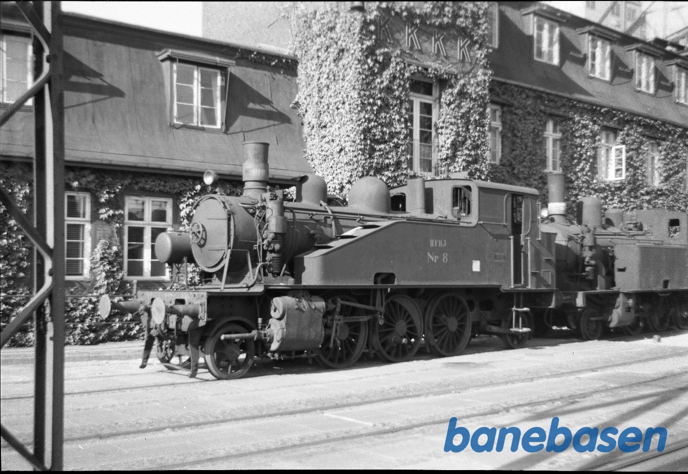 Damplokomotiv HFHJ 8 på vej til ophugning. Damplokomotiv HFHJ 8 på vej til ophugning.