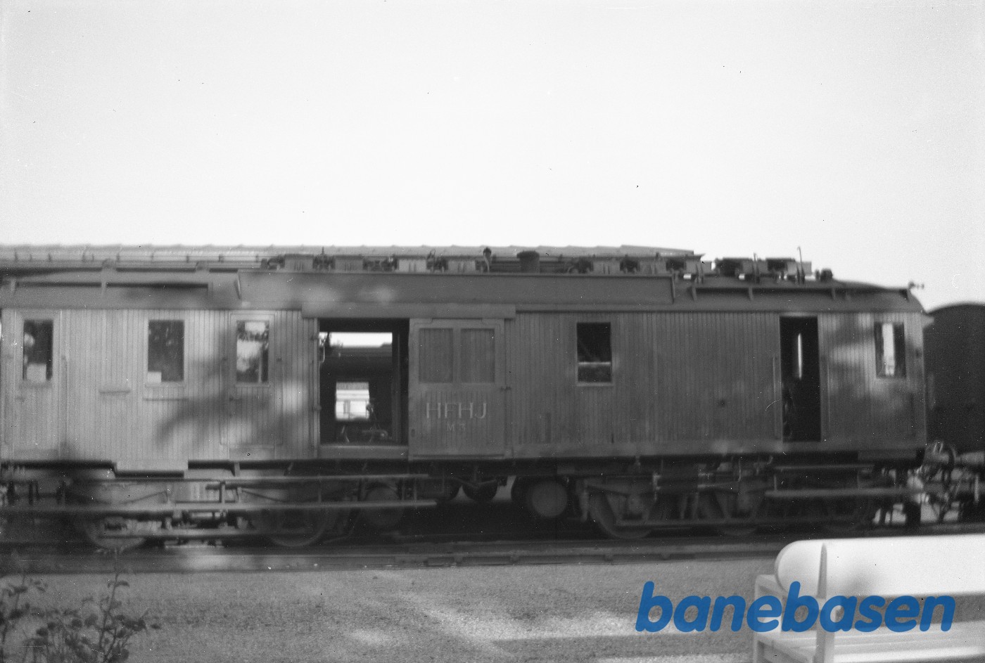 Diesellokomotiv HFHJ M 3 med tog på Hillerød station Diesellokomotiv HFHJ M 3 med tog på Hillerød station