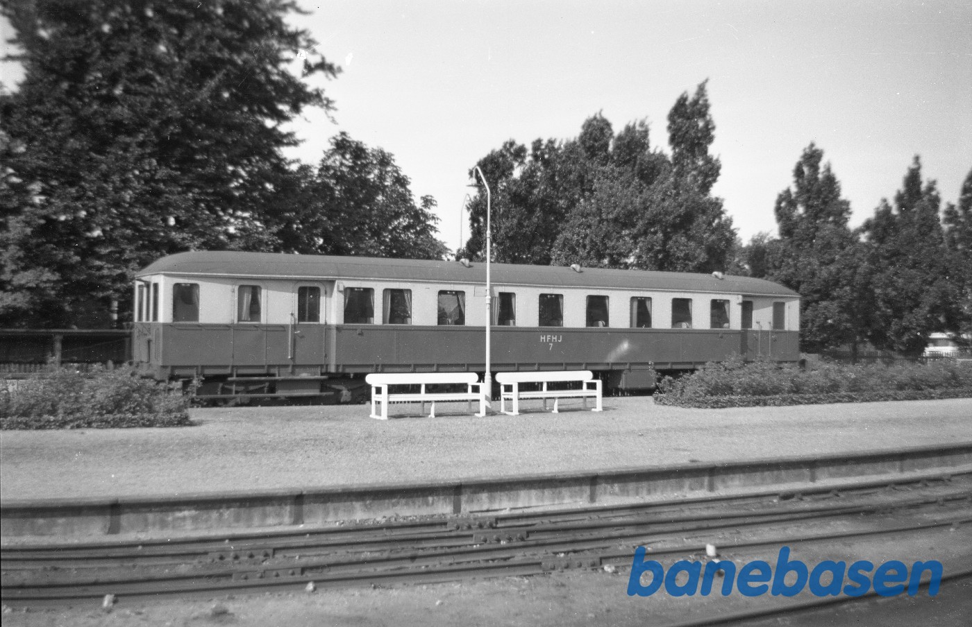 Personvogn HFHJ C 7 på Hillerød station. Personvogn HFHJ C 7 på Hillerød station.