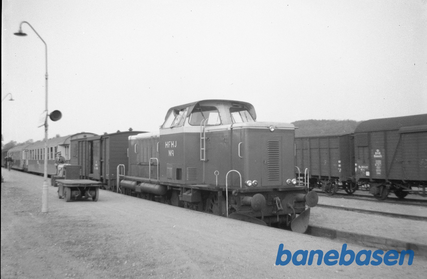 Motorlokomotiv HFHJ M 9 med persontog på Hillerød station Motorlokomotiv HFHJ M 9 med persontog på Hillerød station