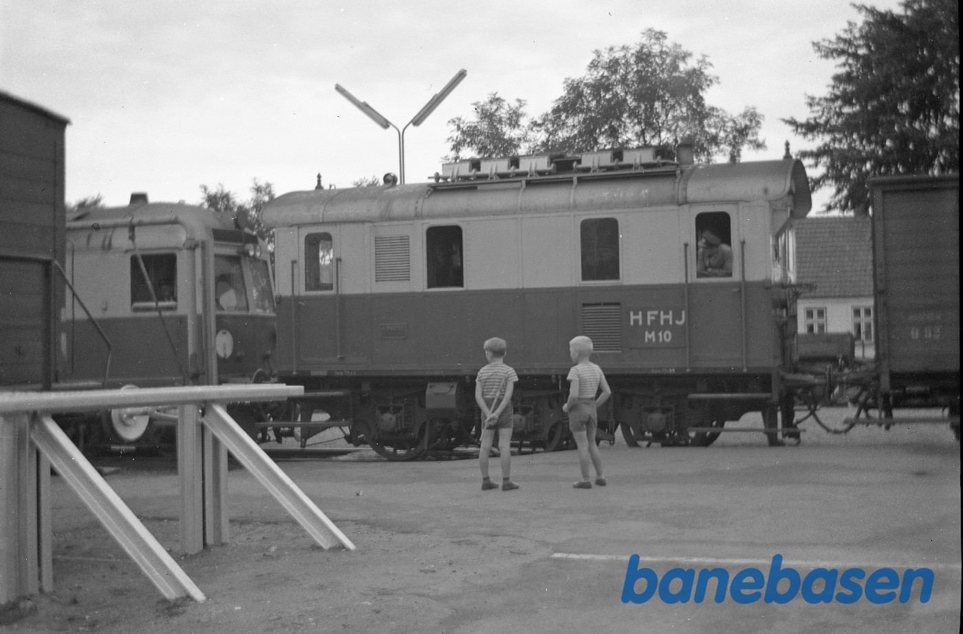 Diesellokomotiv HFHJ M 10 rangerer i Frederiksværk Diesellokomotiv HFHJ M 10 rangerer i Frederiksværk