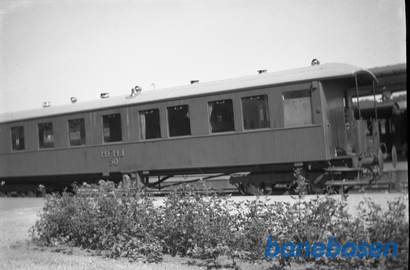 Personvogn HFHJ B 50 på Hillerød station. Personvogn HFHJ B 50 på Hillerød station.