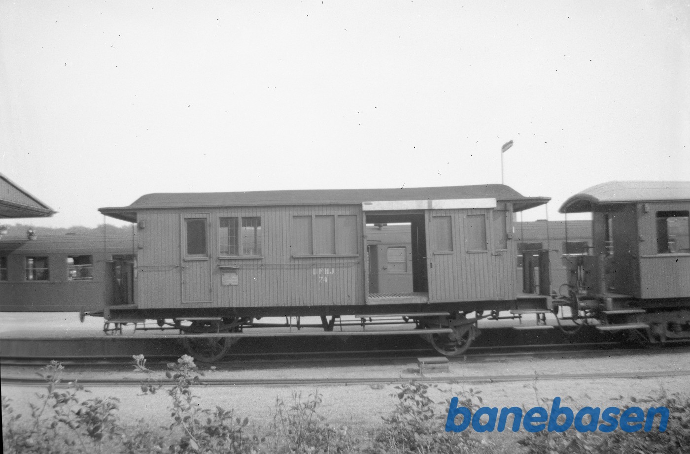 Post-og rejsegodsvogn HFHJ D 74 på Hillerød station Post-og rejsegodsvogn HFHJ D 74 på Hillerød station