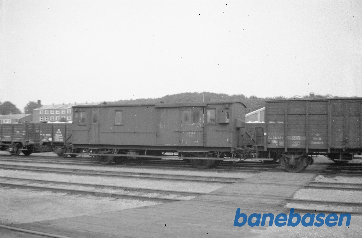 Post-og rejsegodsvogn HFHJ D 73 på Hillerød station Post-og rejsegodsvogn HFHJ D 73 på Hillerød station