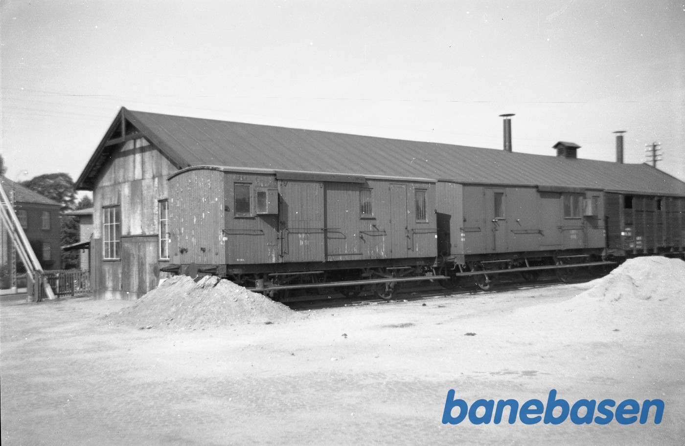 Rejsegodsvogne GDS D 51 + D 55 ved remisen i Hillerød Rejsegodsvogne GDS D 51 + D 55 ved remisen i Hillerød