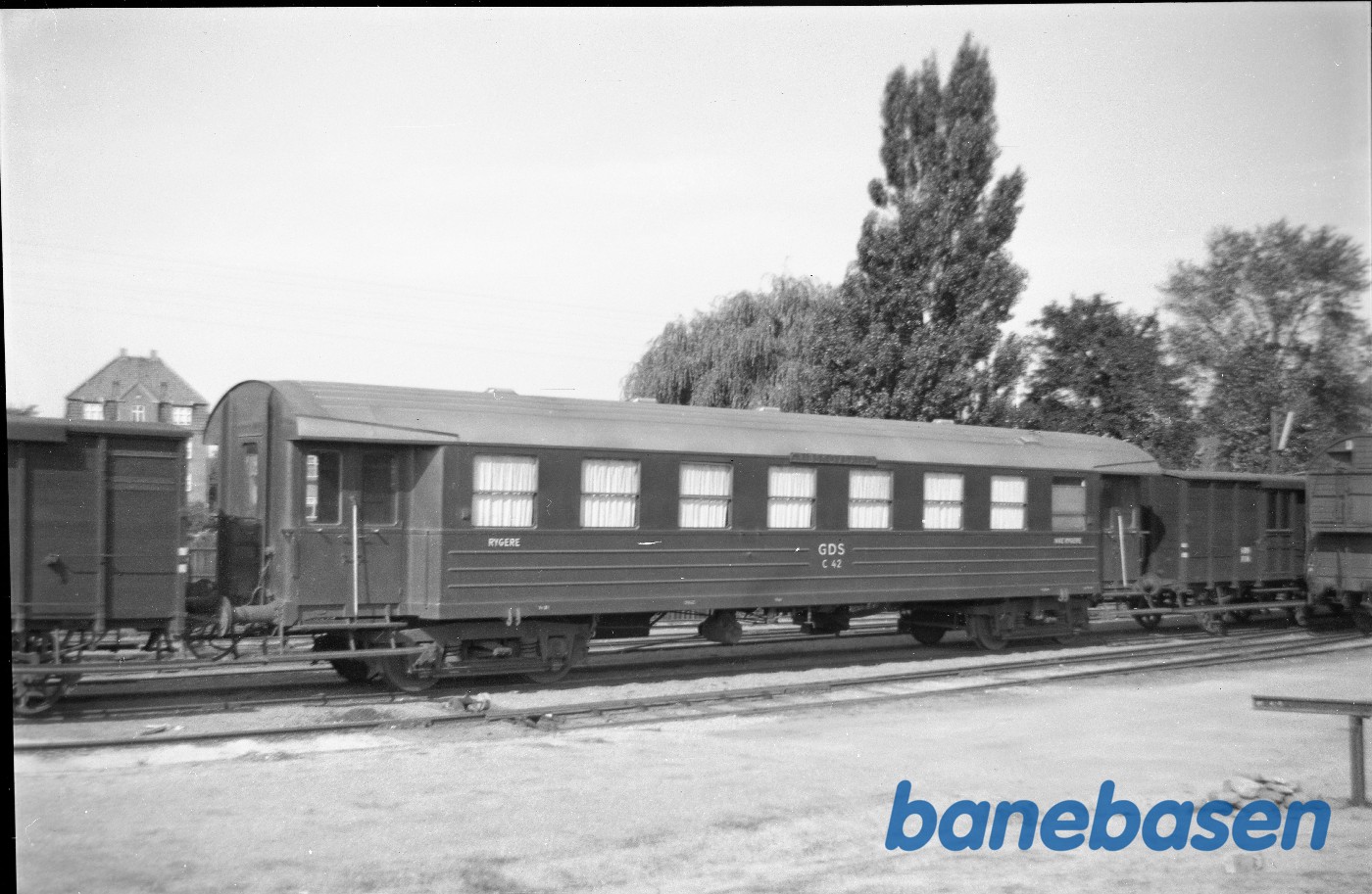 Personvogn GDS C 42 på Hillerød station Personvogn GDS C 42 på Hillerød station