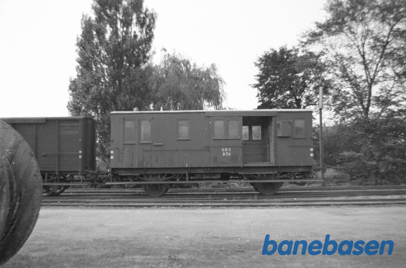 Rejsegodsvogn GDS D 53 på Hillerød station Rejsegodsvogn GDS D 53 på Hillerød station