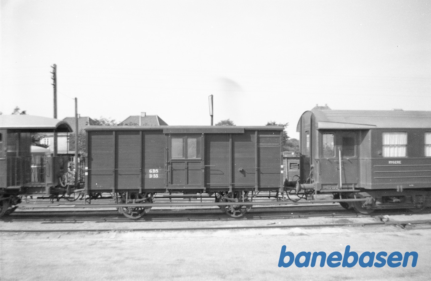 Rejsegodsvogn GDS D 55 på Hillerød station Rejsegodsvogn GDS D 55 på Hillerød station