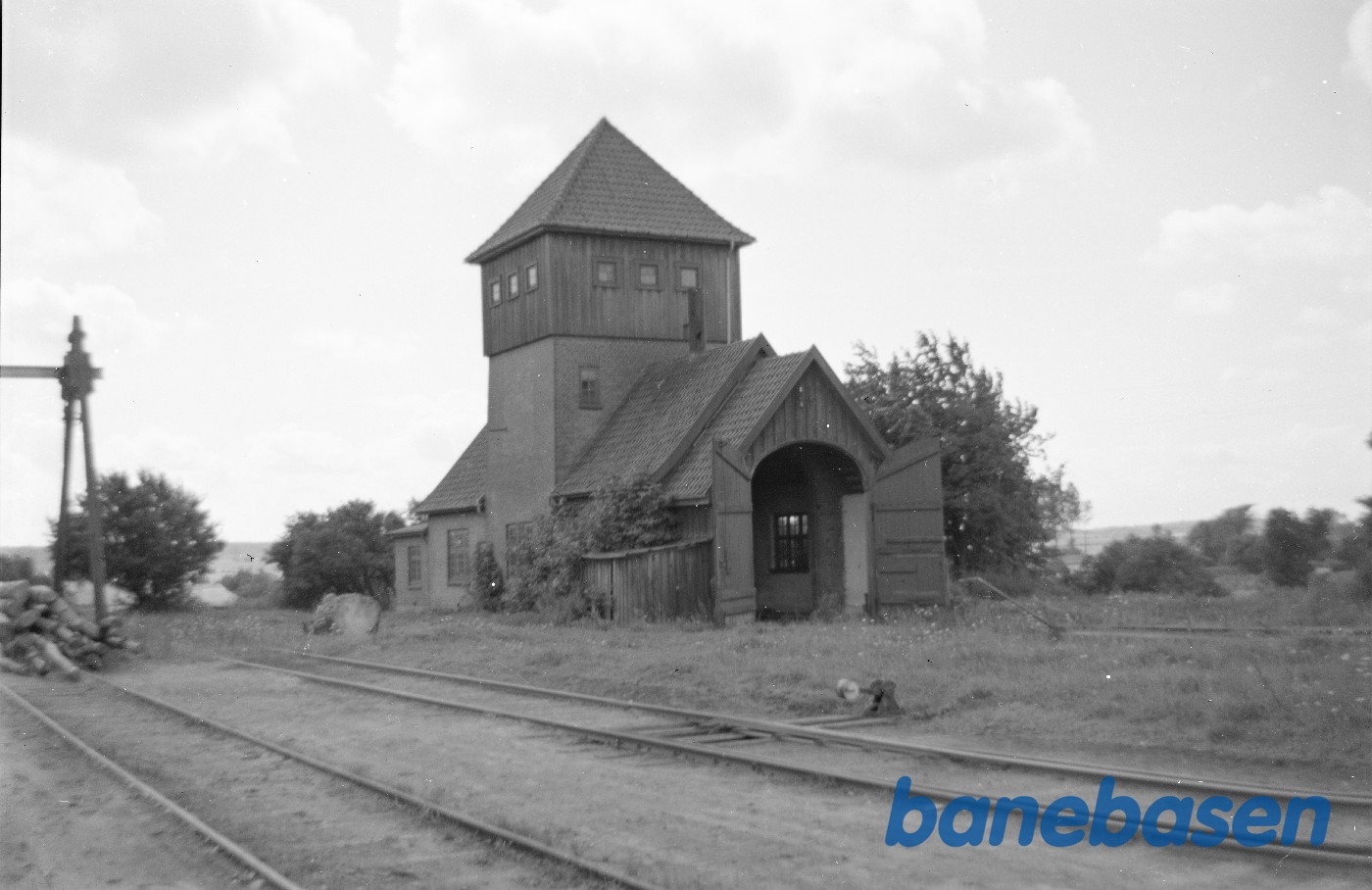 Remise med vandtårn på Mern station Remise med vandtårn på Mern station