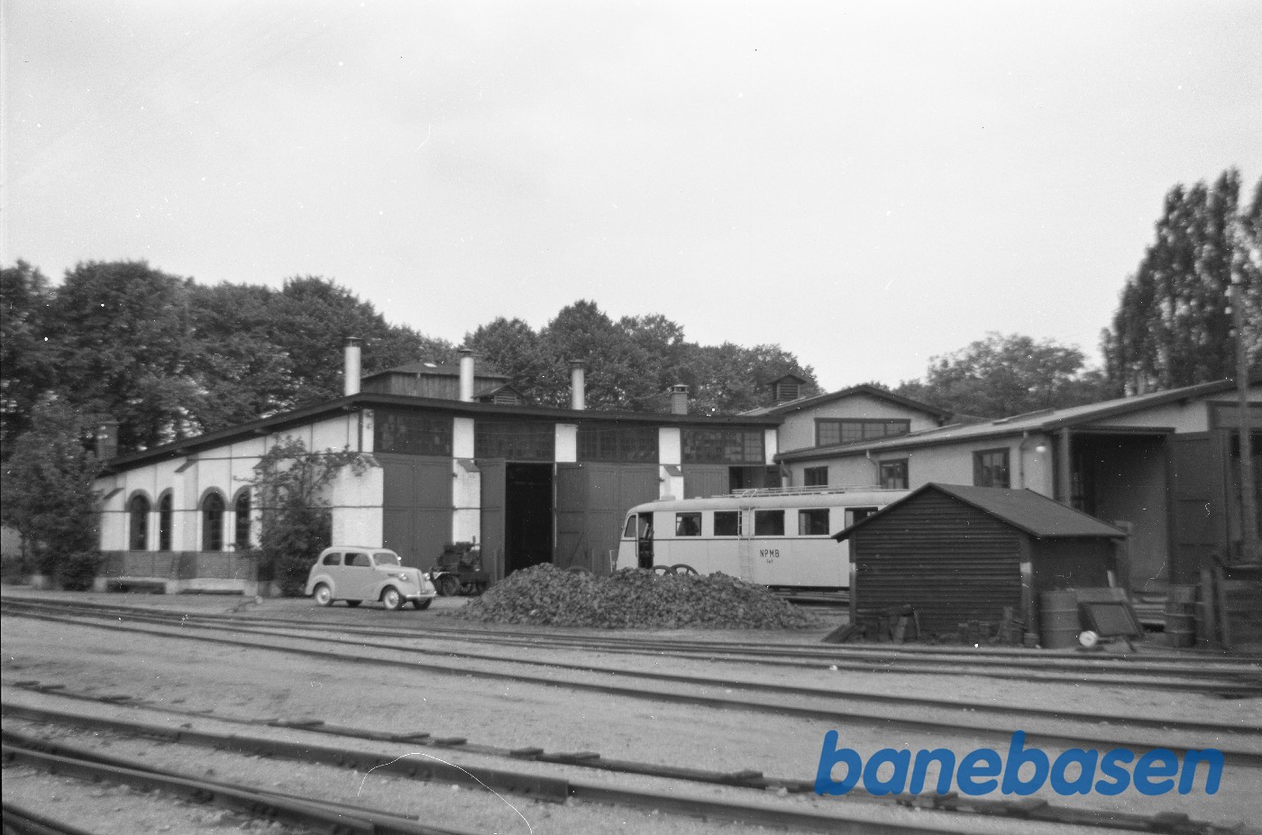 NPMB skinnebus ved remisen i Præstø NPMB skinnebus ved remisen i Præstø