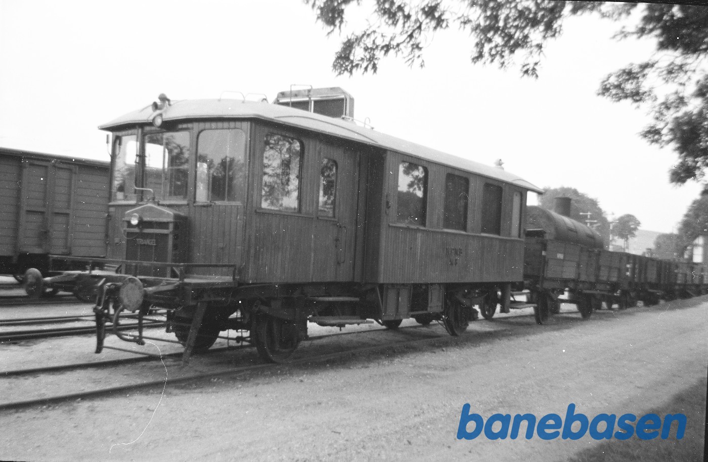 Motorvogn NPMB M8 med godstog på Præstø station. Motorvogn NPMB M8 med godstog på Præstø station.