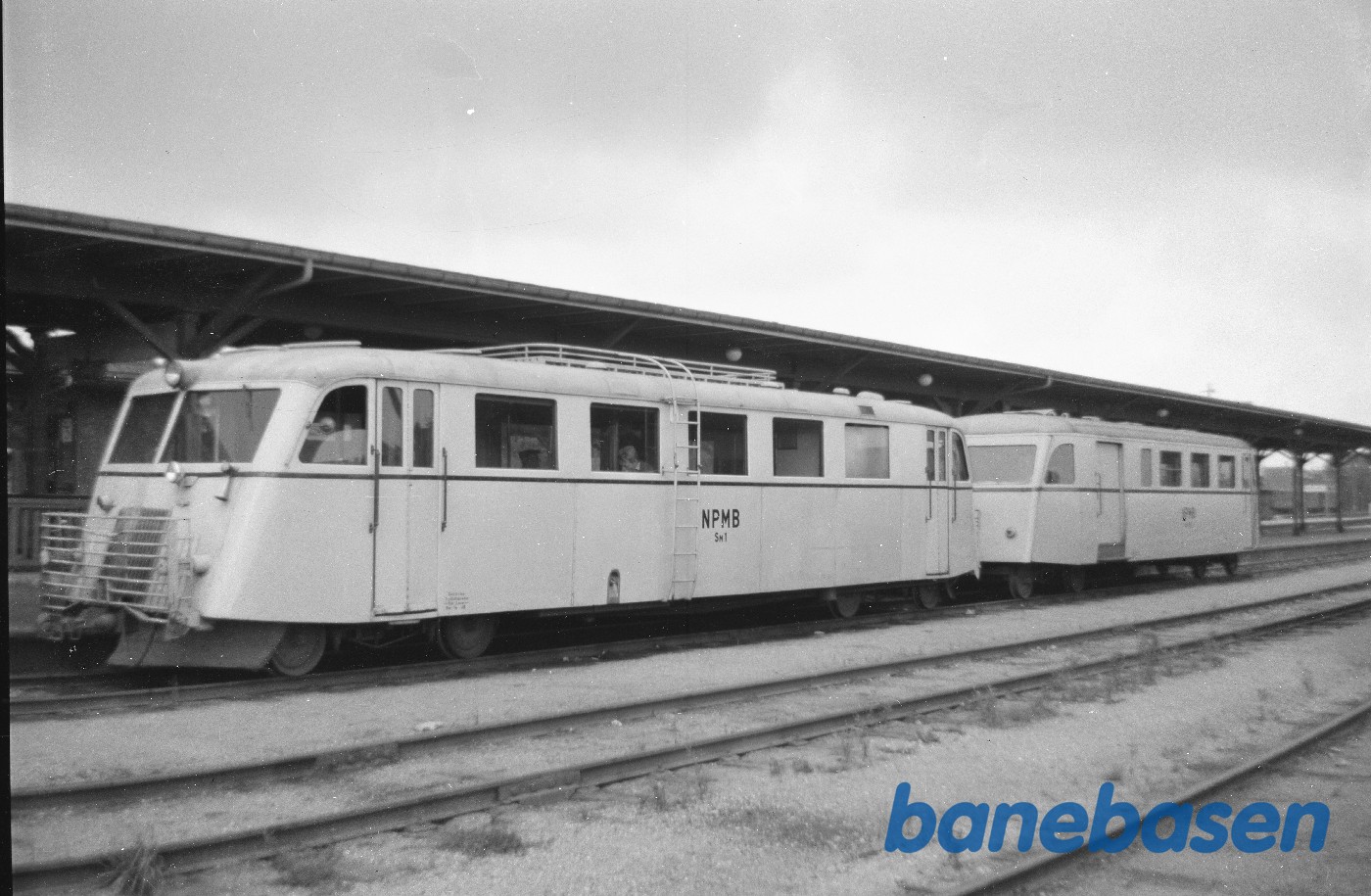 Skinnebustog NPMB SM 1 + SP 52 på Næstved station. Skinnebustog NPMB SM 1 + SP 52 på Næstved station.