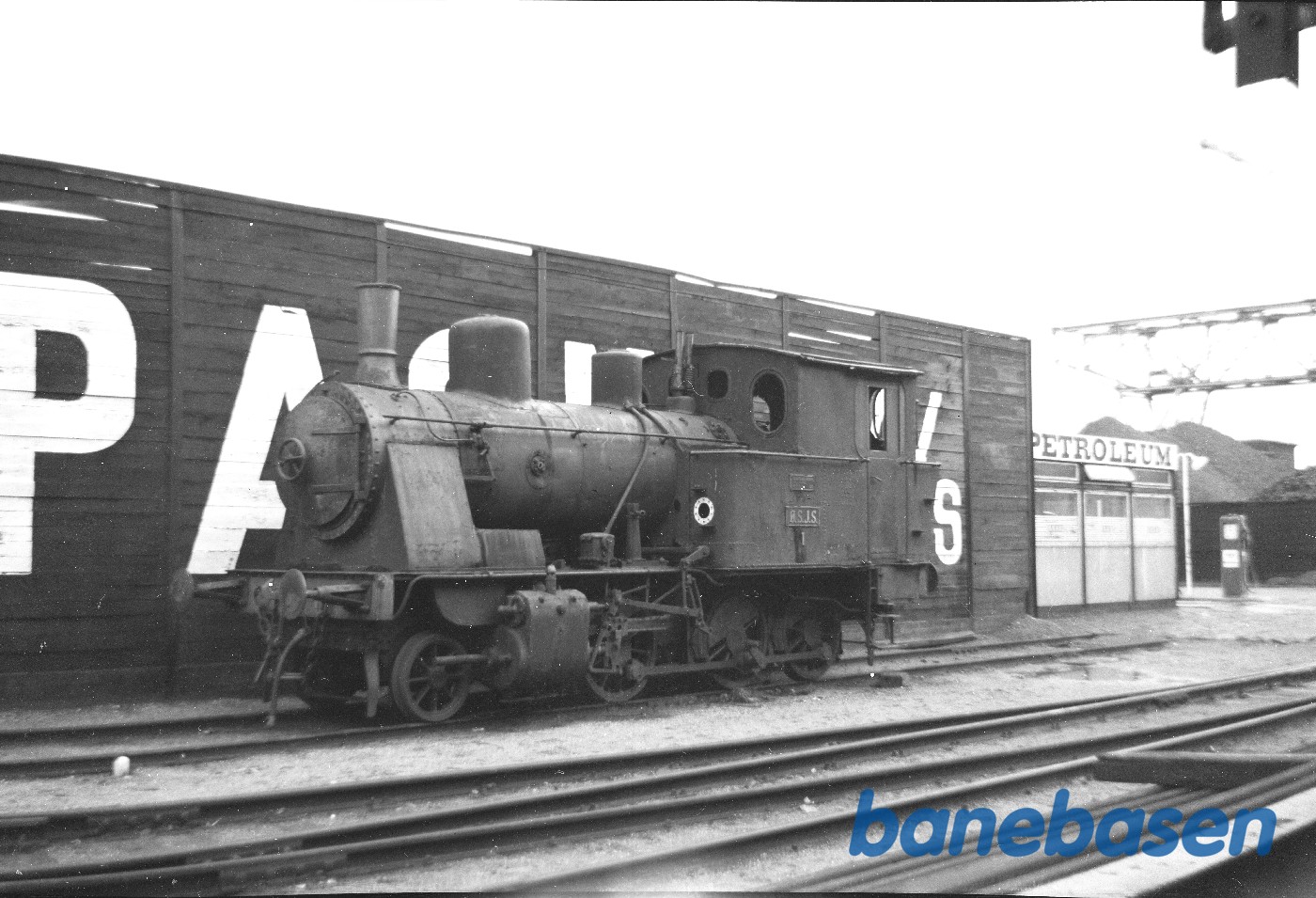 Damplokomotiv ØSJS 1 På vej til ophugning. Damplokomotiv ØSJS 1 På vej til ophugning.