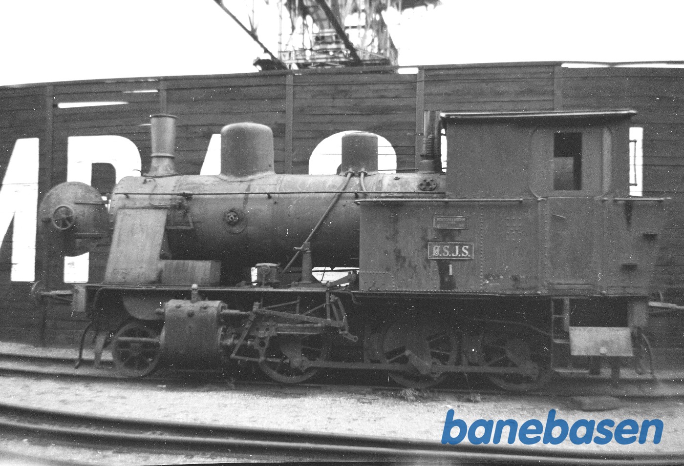 Damplokomotiv ØSJS 1 På vej til ophugning. Damplokomotiv ØSJS 1 På vej til ophugning.