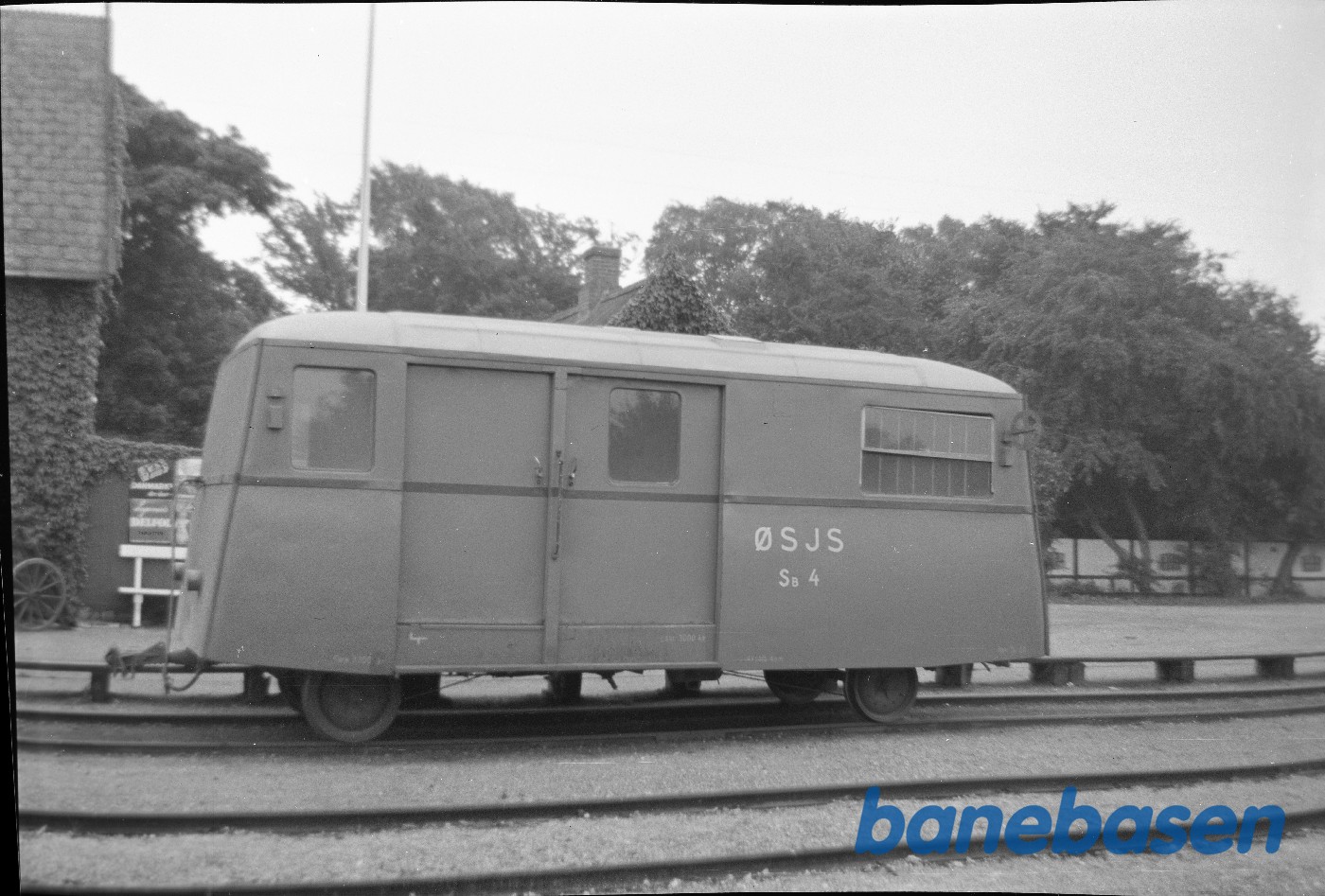Skinnebus-bagagevogn ØSJS SB 4 på Rødvig station Skinnebus-bagagevogn ØSJS SB 4 på Rødvig station