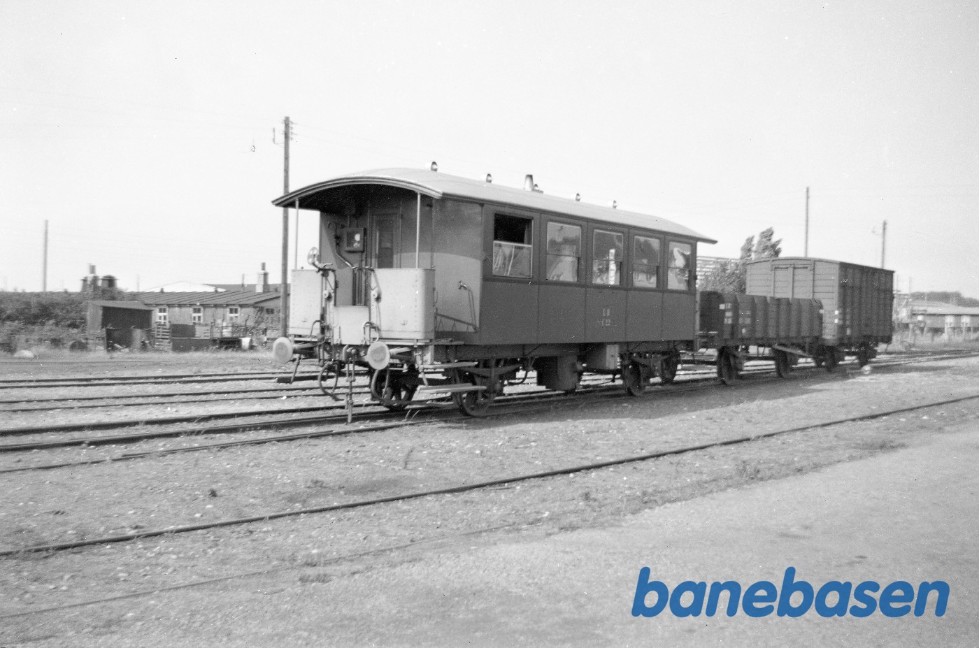 Personvogn og godsvogne på Rudkøbing station Personvogn og godsvogne på Rudkøbing station