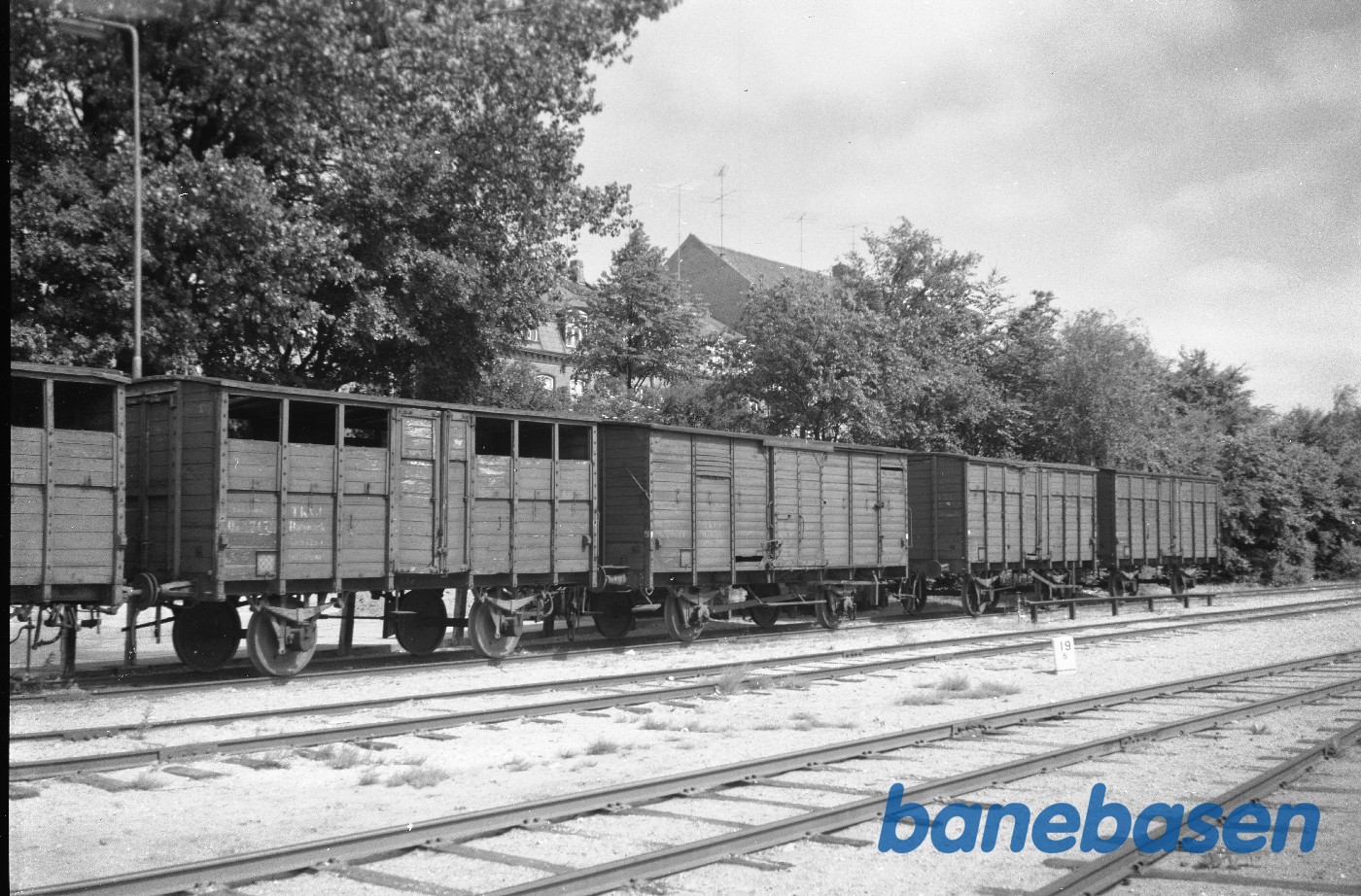 Række af lukkede TKVJ godsvogne på Kolding station Række af lukkede TKVJ godsvogne på Kolding station