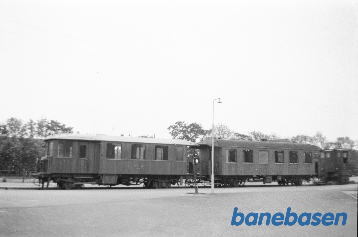 Motorvogn VLTJ M 1 + D 20 på Vemb station Motorvogn VLTJ M 1 + D 20 på Vemb station