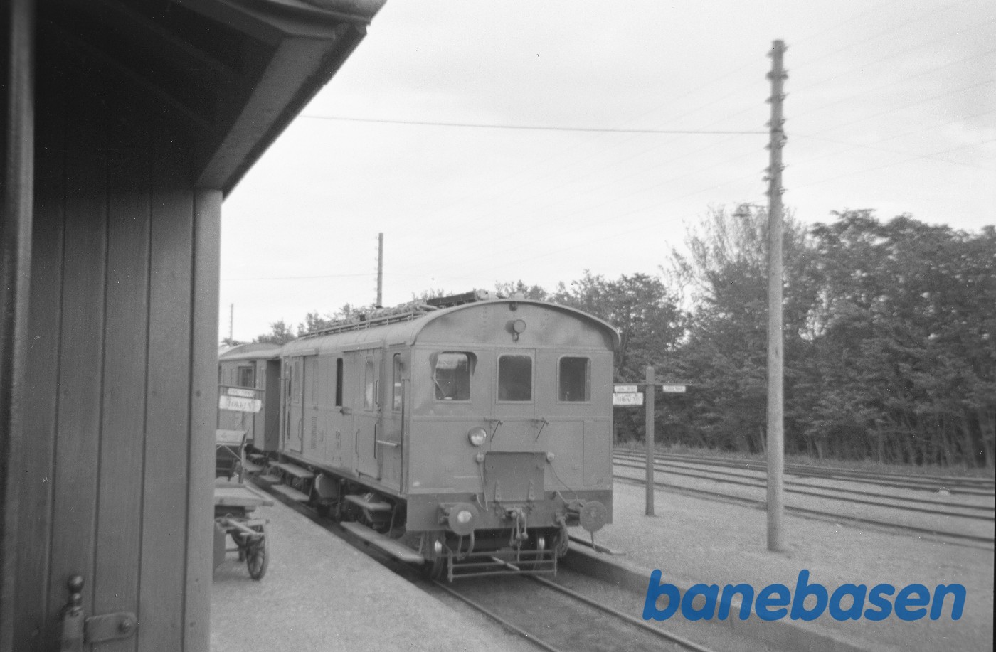 Diesellokomotiv HP 12 med persontog på Aabybro station Diesellokomotiv HP 12 med persontog på Aabybro station