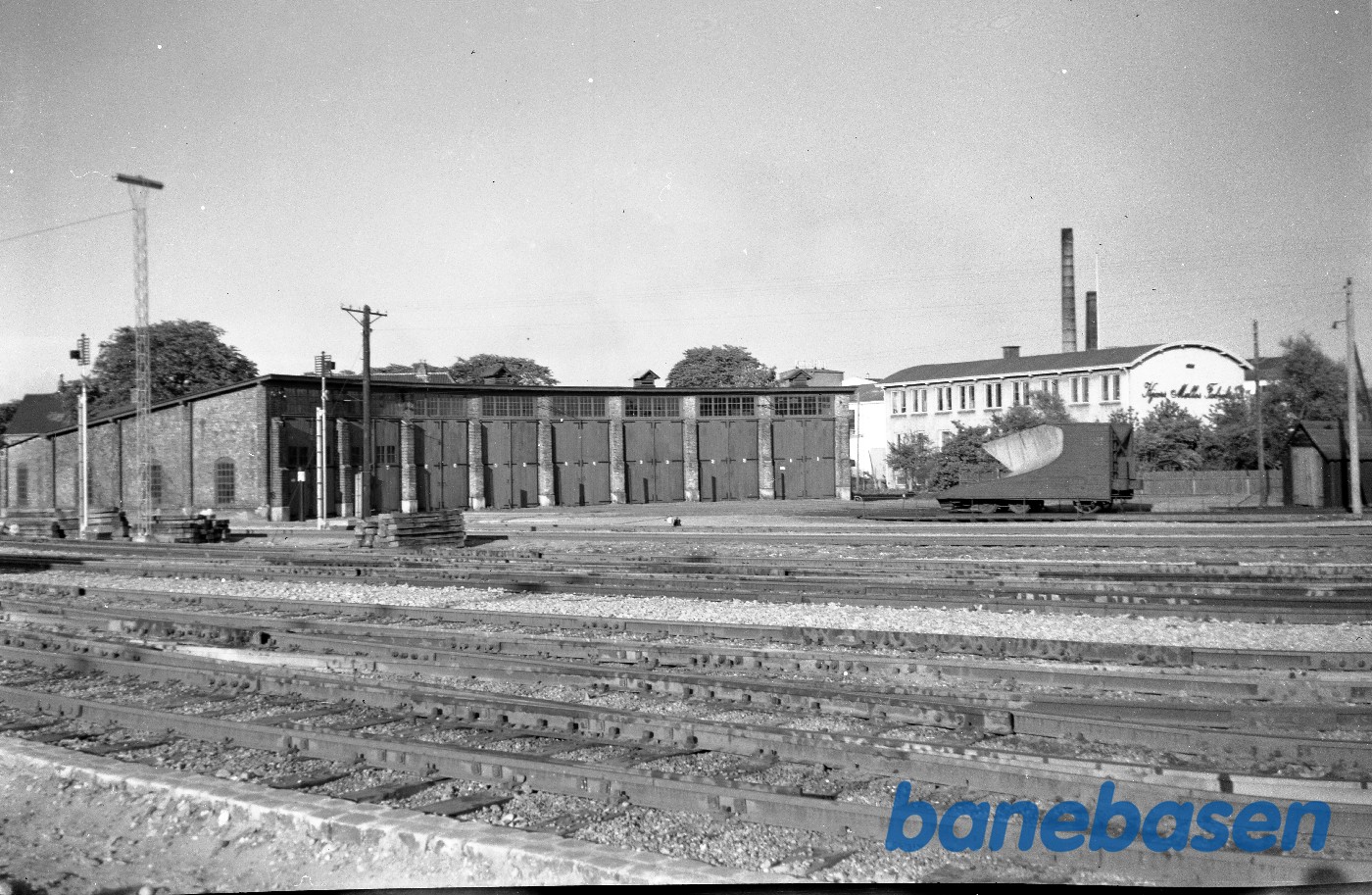 Aalborg Privatbaners remise med sneplov. Aalborg Privatbaners remise med sneplov.