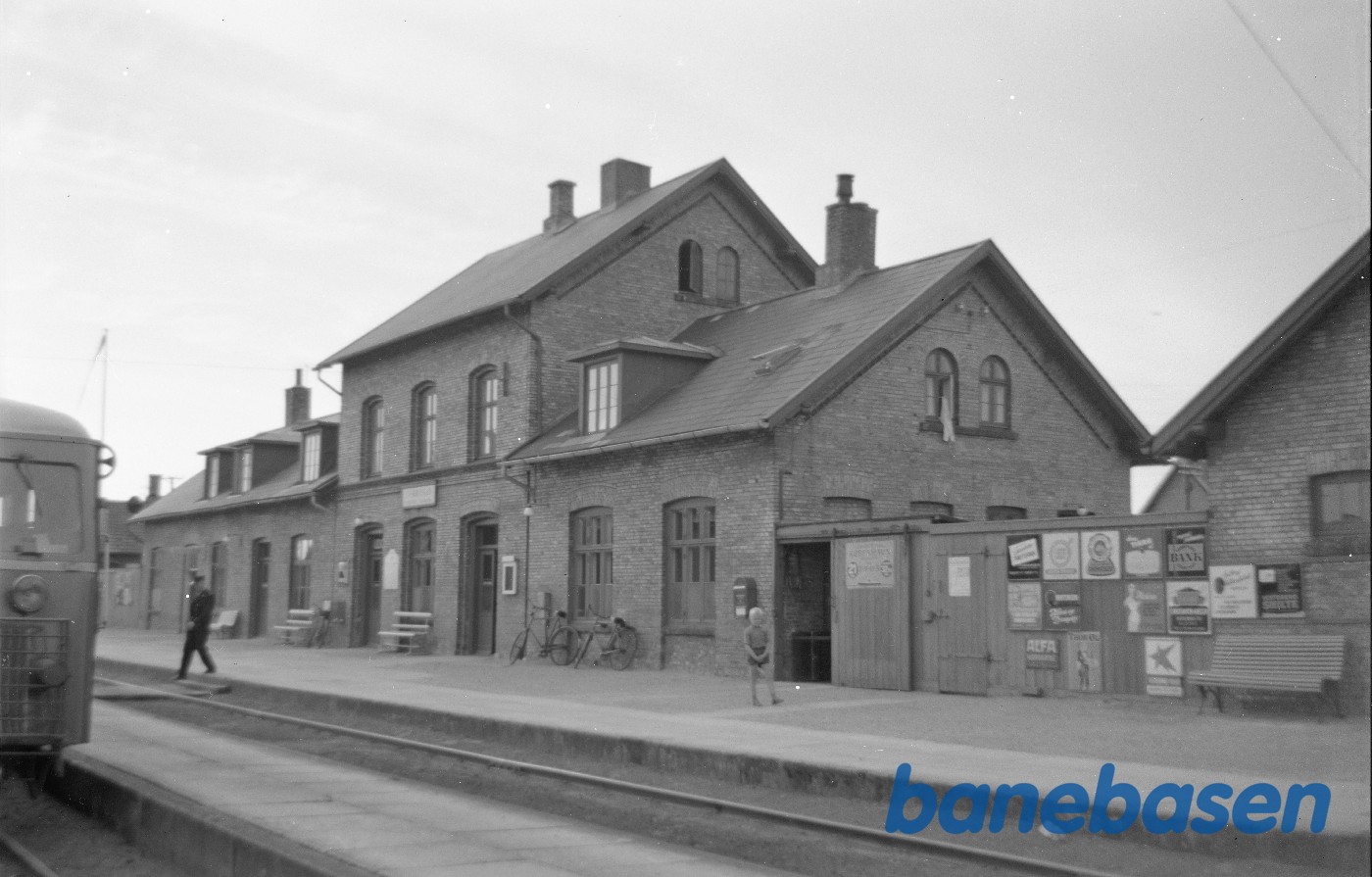 Fjerritslev station med persontog i spor 2 Fjerritslev station med persontog i spor 2