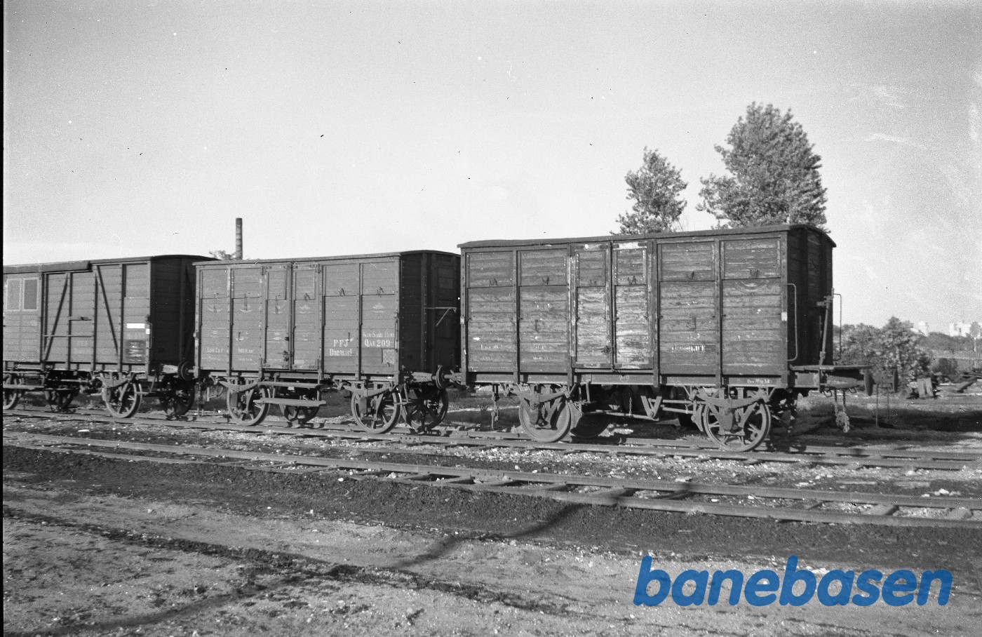 Lukkede godsvogne. AHJ Q 4331 (th.) + FFJ QAE 209 (midt) + FFJ QS 443 (tv.) Lukkede godsvogne. AHJ Q 4331 (th.) + FFJ QAE 209 (midt) + FFJ QS 443 (tv.)
