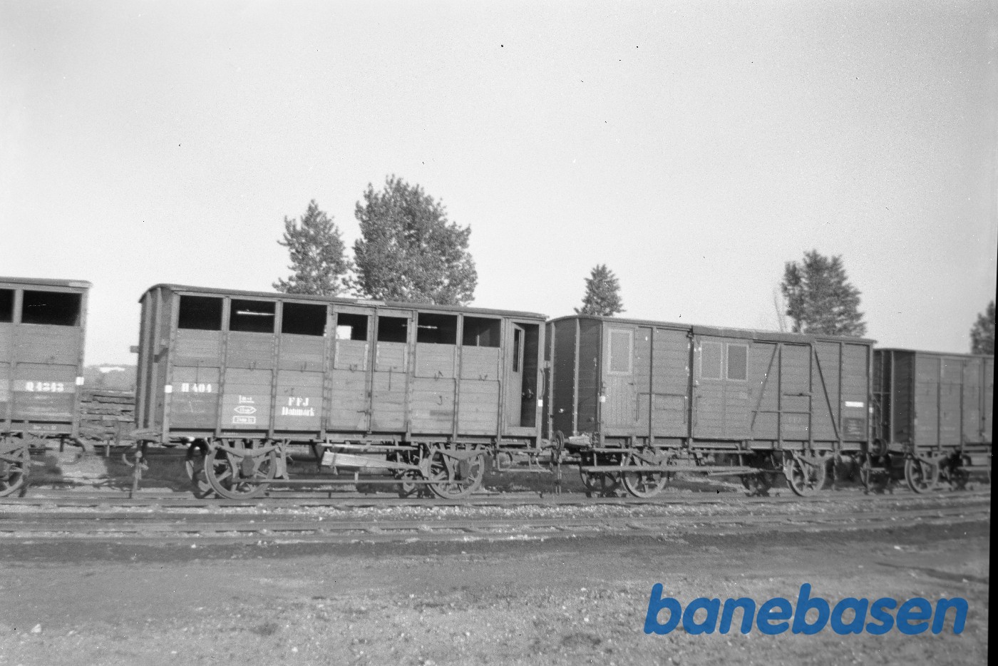 Lukket godsvogn FFJ H404 + QS 443 i Aalborg Lukket godsvogn FFJ H404 + QS 443 i Aalborg