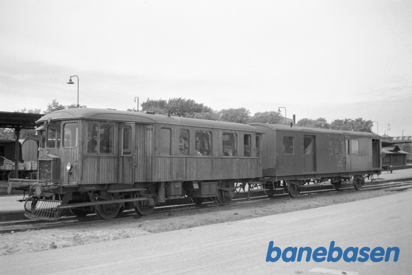 Motorvogn AHB M 3203 + FFJ DAE 23 på Aalborg station Motorvogn AHB M 3203 + FFJ DAE 23 på Aalborg station