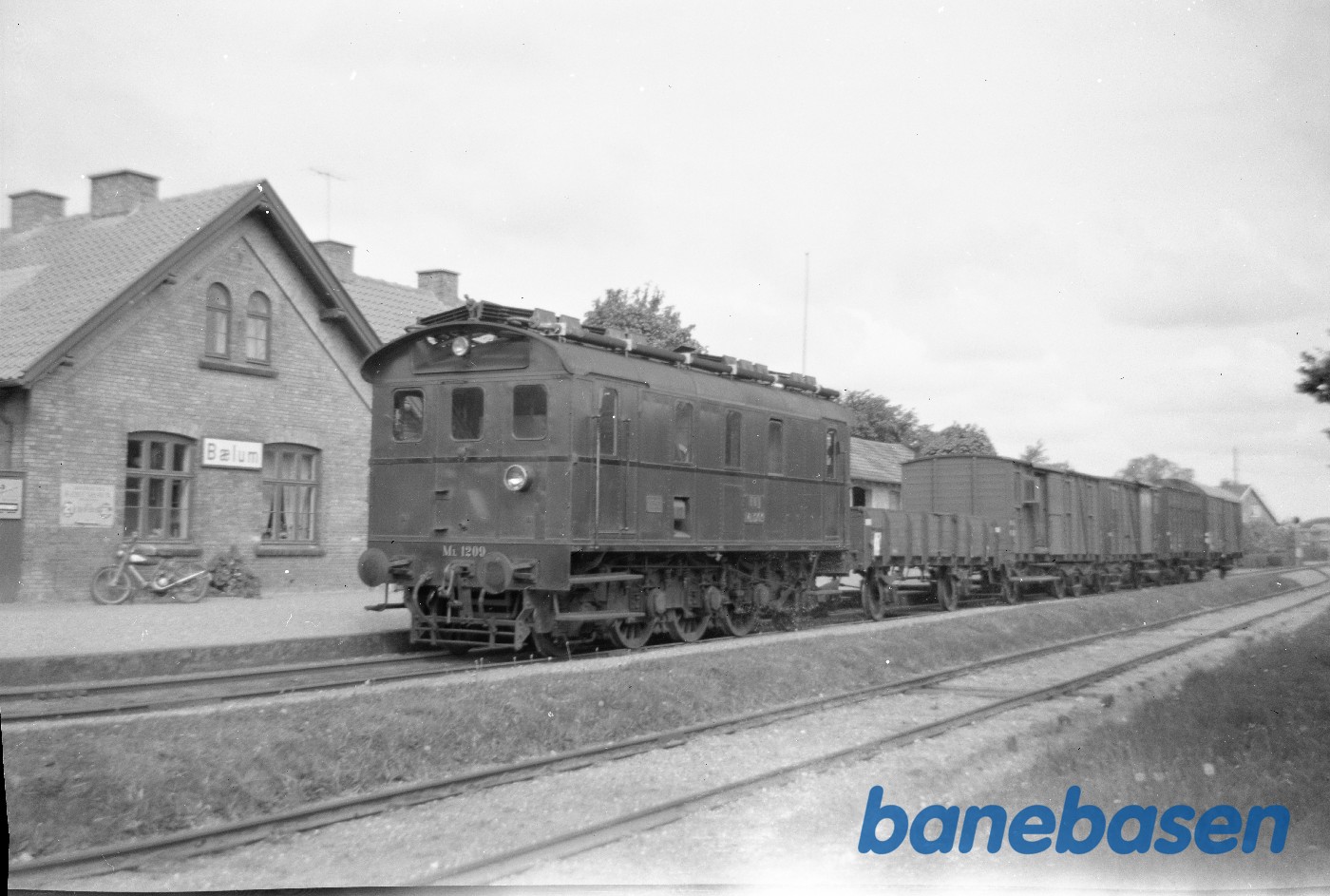 Diesellokomotiv FFJ ML 1209 med godstog på Bælum station Diesellokomotiv FFJ ML 1209 med godstog på Bælum station