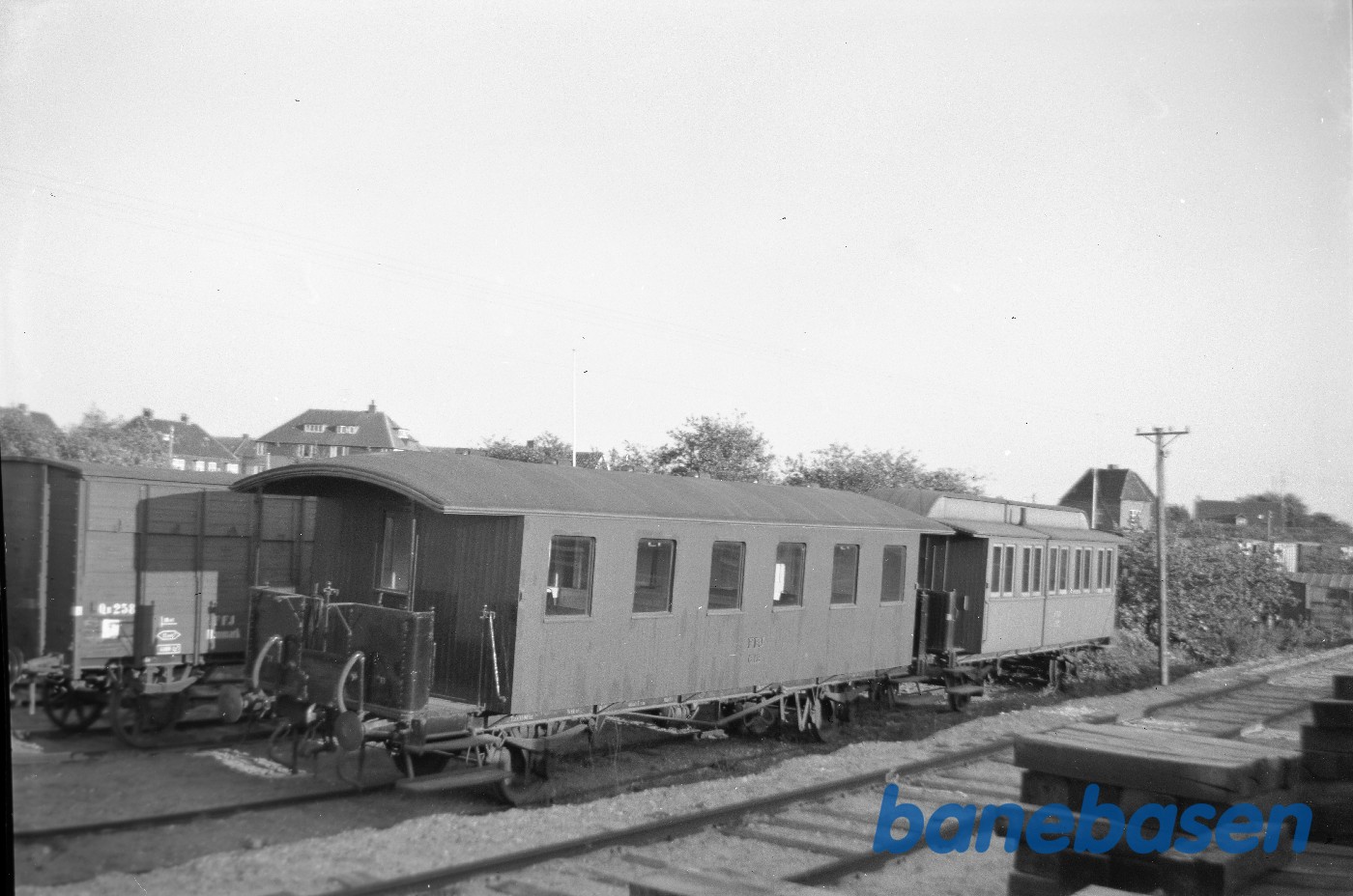 Personvogne FFJ C 12 og FFJ C 17 På Aalborg station Personvogne FFJ C 12 og FFJ C 17 På Aalborg station