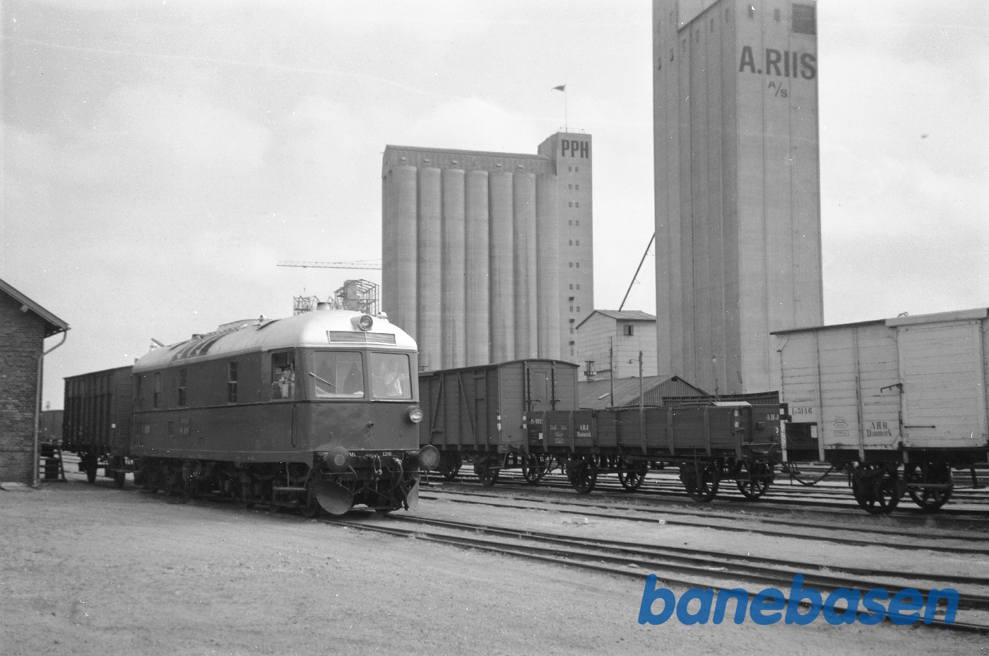 Diesellokomotiv FFJ ML 1216 rangerer på Nørresundby Havn Diesellokomotiv FFJ ML 1216 rangerer på Nørresundby Havn