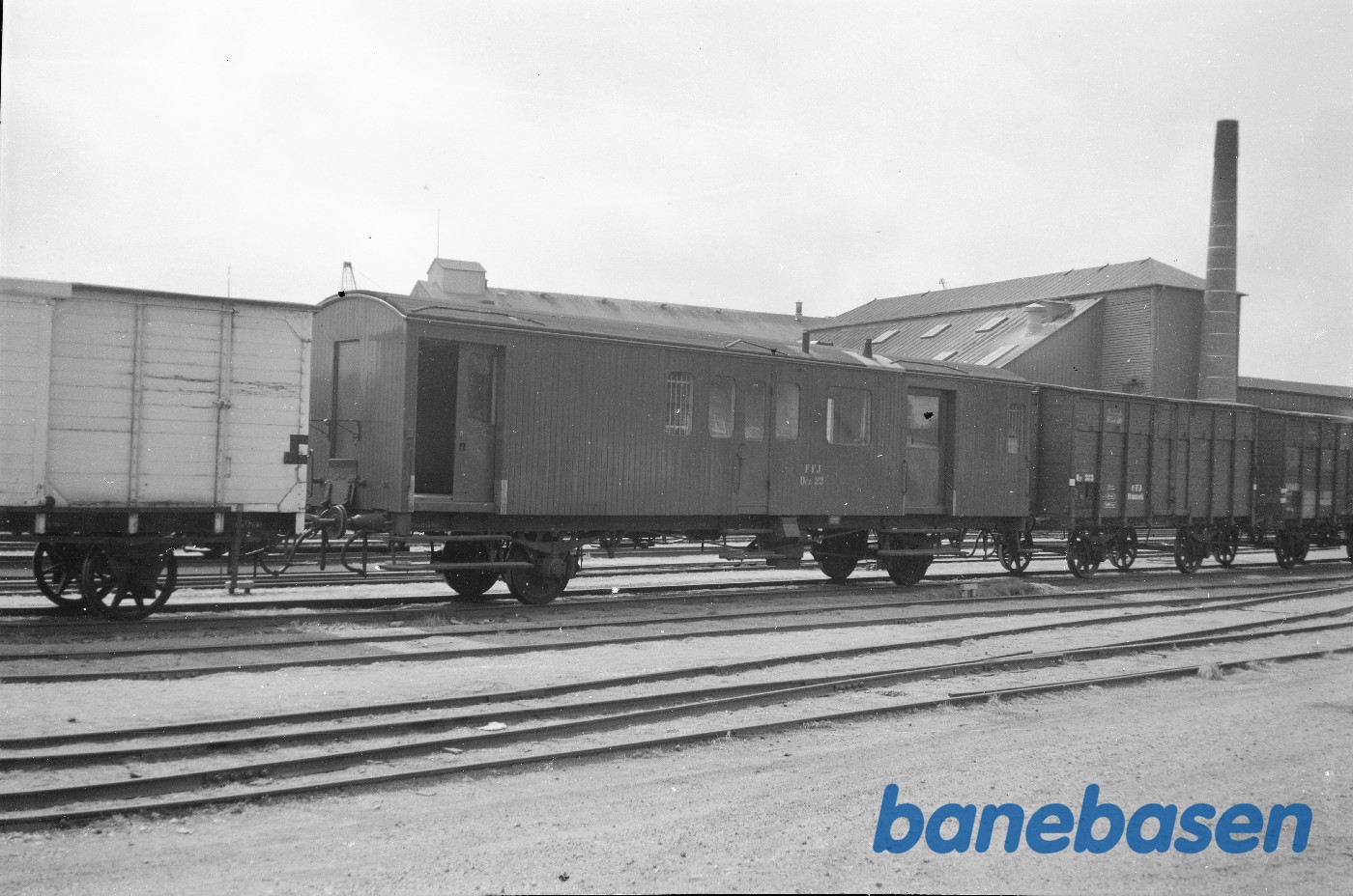 Person-og postvogn FFJ DCE 22 på Nørresundby station Person-og postvogn FFJ DCE 22 på Nørresundby station