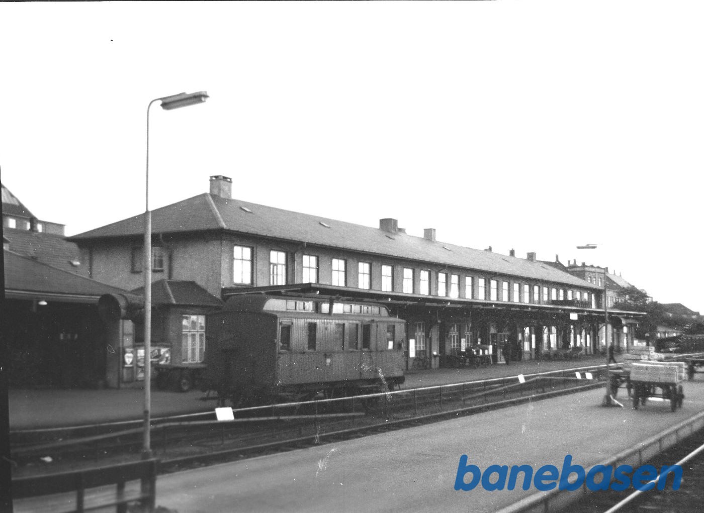 Struer station med DSB postvogn ltr DO Struer station med DSB postvogn ltr DO