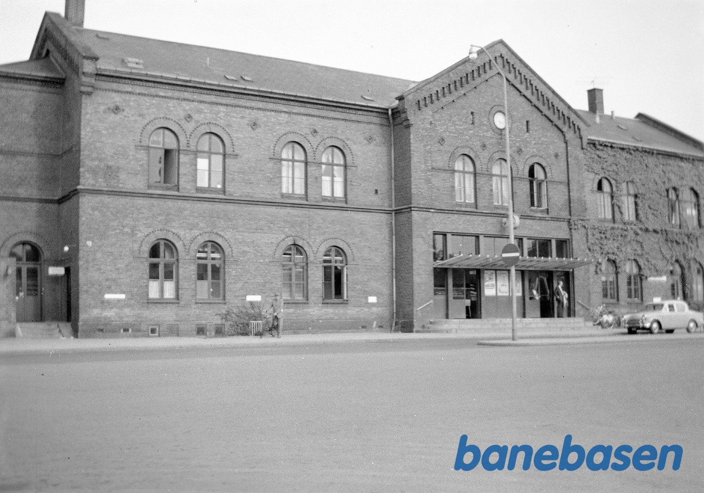 Hillerød station, gadeside Hillerød station, gadeside
