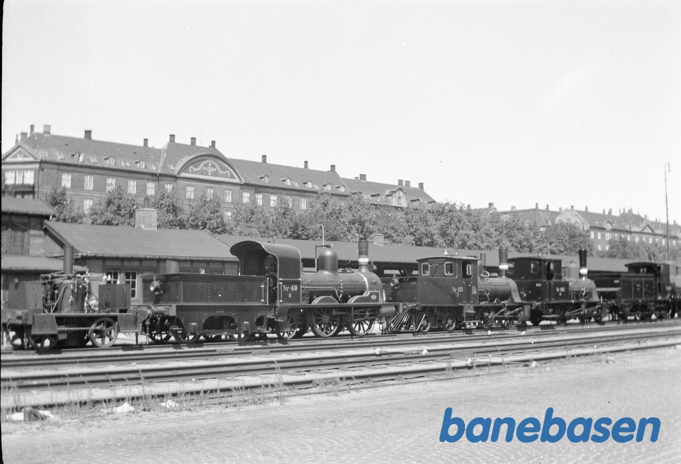 Række med O L2, H 40, P 125, HS 363 og FS 263 udstillet på Østerport station. Række med O L2, H 40, P 125, HS 363 og FS 263 udstillet på Østerport station.