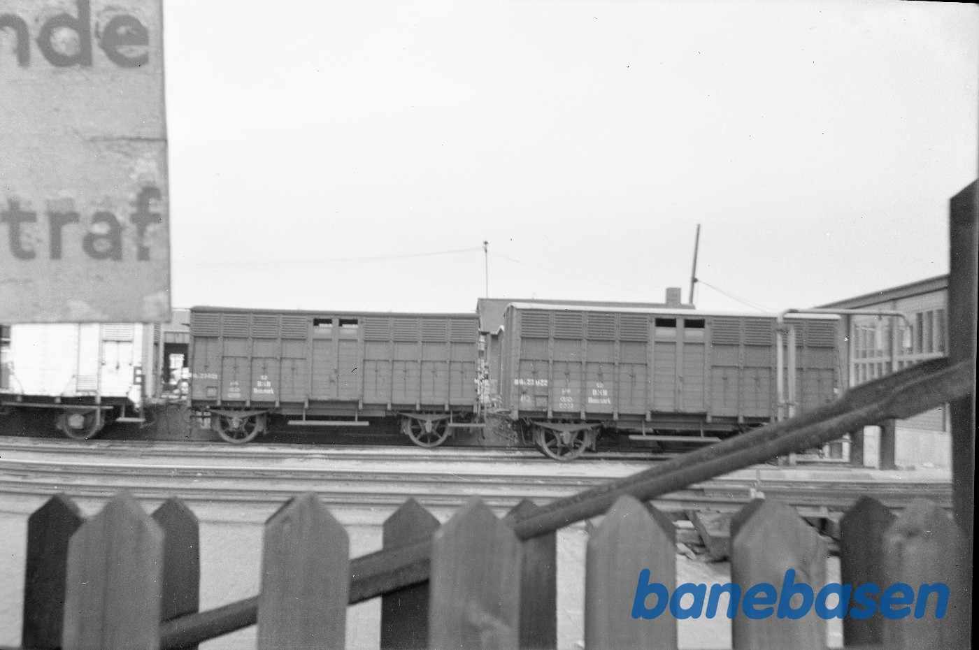 Luksus hestegodsvogn DSB QL 23021 + QL 23022 på København G Luksus hestegodsvogn DSB QL 23021 + QL 23022 på København G