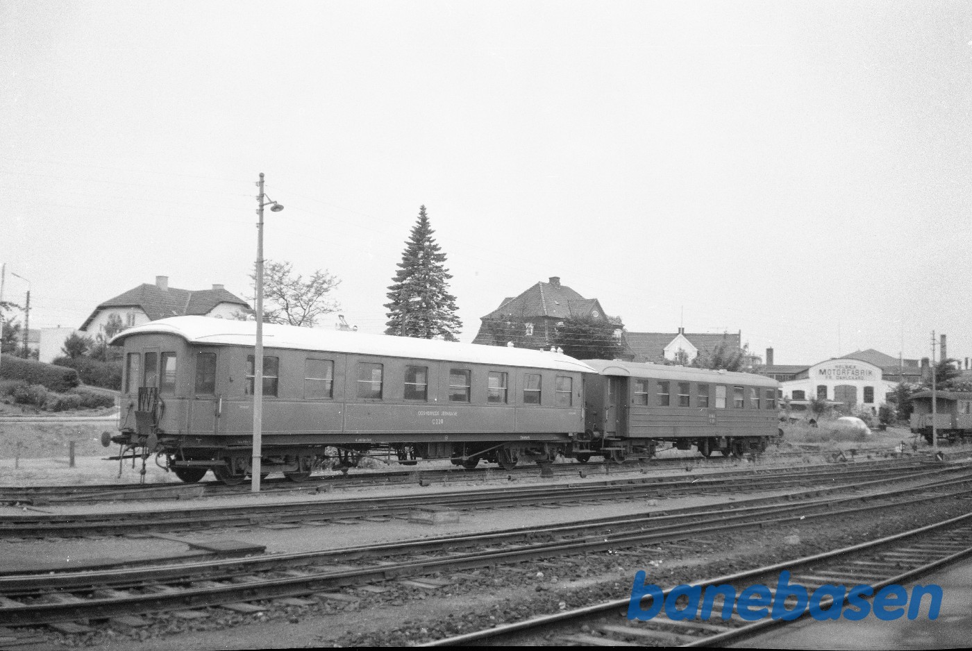 Personvogne OHJ C 220 + OHJ C 19 på Holbæk station Personvogne OHJ C 220 + OHJ C 19 på Holbæk station