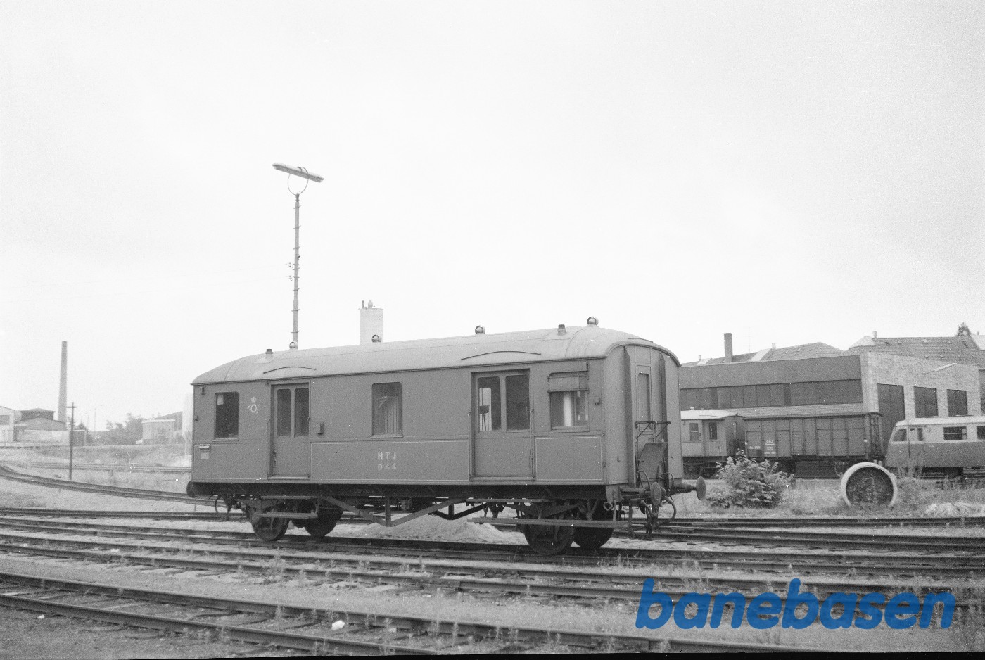Post-og rejsegodsvogn HTJ D 44 ved remisen i Holbæk Post-og rejsegodsvogn HTJ D 44 ved remisen i Holbæk