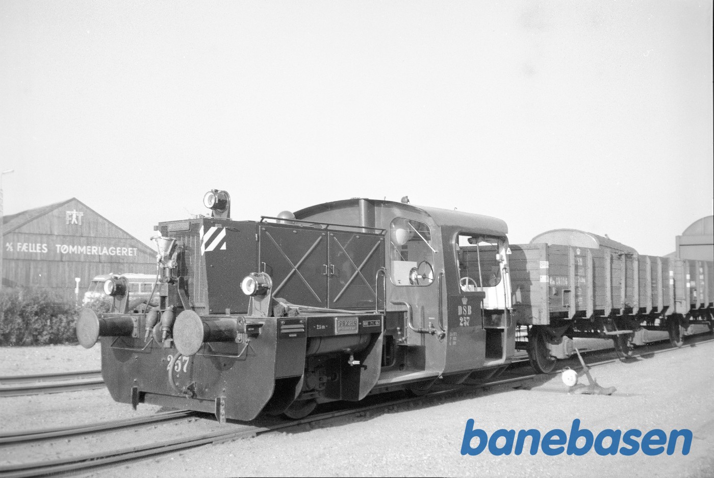 Rangertraktor nr. 257 med færgevogne på Nykøbing Mors station Rangertraktor nr. 257 med færgevogne på Nykøbing Mors station