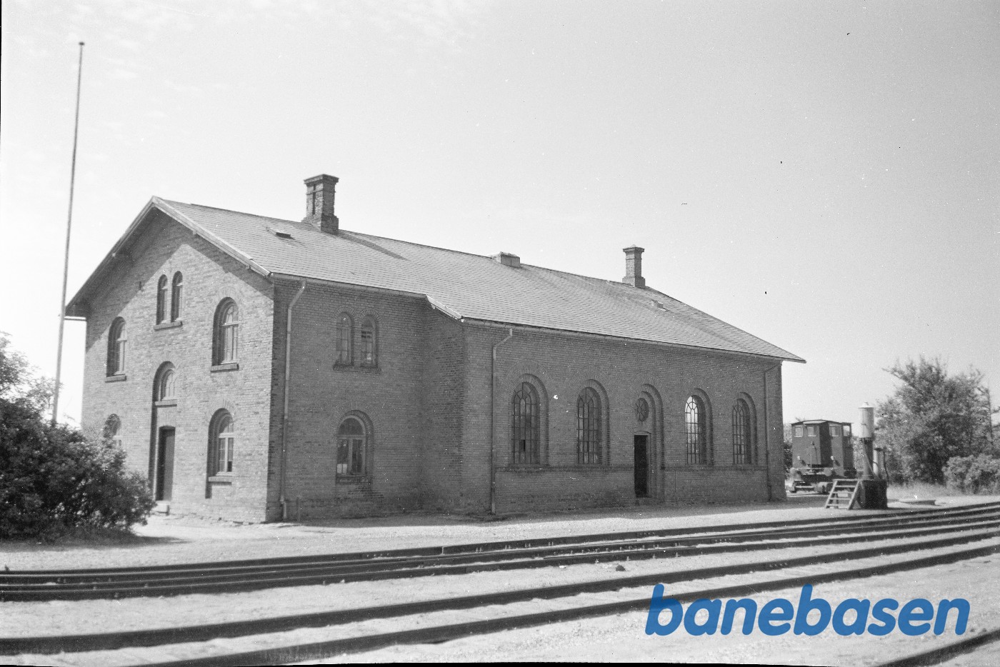 Remisen i Nykøbing Mors. Rangertraktor "Klædeskab" foran Remisen i Nykøbing Mors. Rangertraktor "Klædeskab" foran
