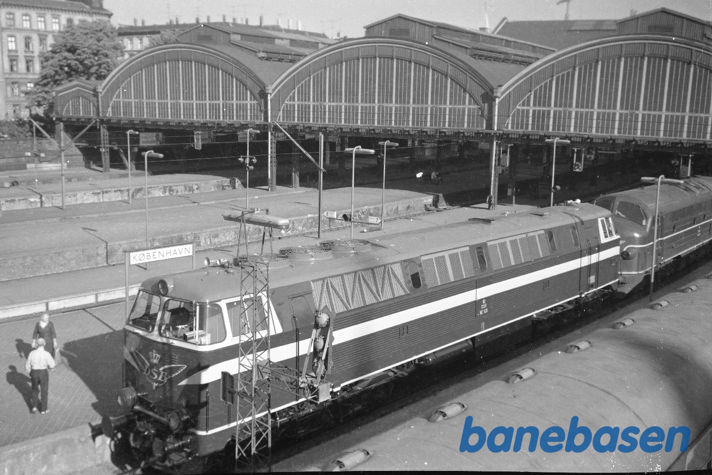 Diesellokomotiv MZ 1418 + MY med persontog på København H Diesellokomotiv MZ 1418 + MY med persontog på København H