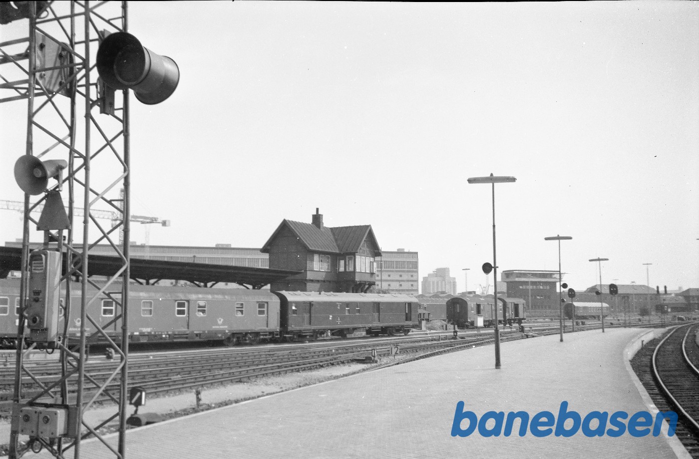 København H station med postvogne. Den nye kommandopost ses ude i baggrunden København H station med postvogne. Den nye kommandopost ses ude i baggrunden