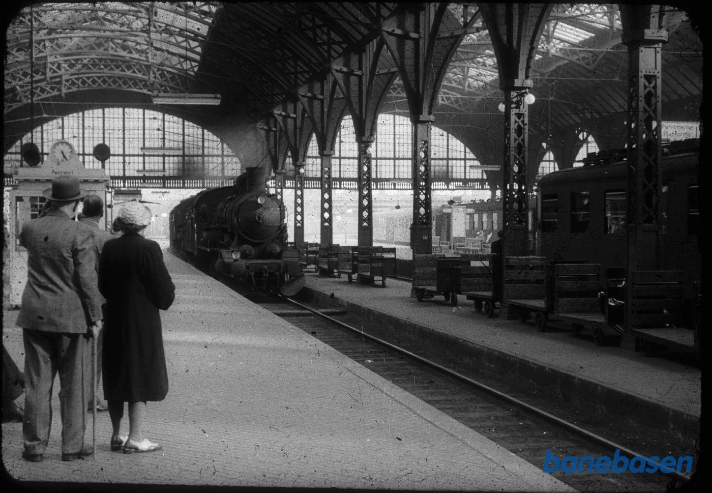 Tog forspændt to P-maskiner ankommer fra vest