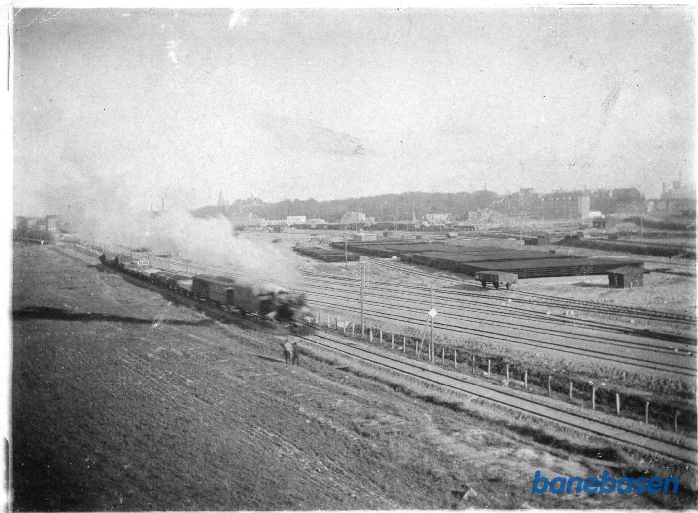 Hammelbanetog forlader Aarhus. I baggrunden er udvidelsen af Aarhus banegård i gang