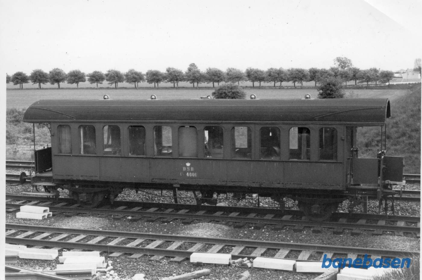 S-banen mod Tåstrup under anlæg, til højre anes dæmningen for overføringen af Vallensbæk Torvevej