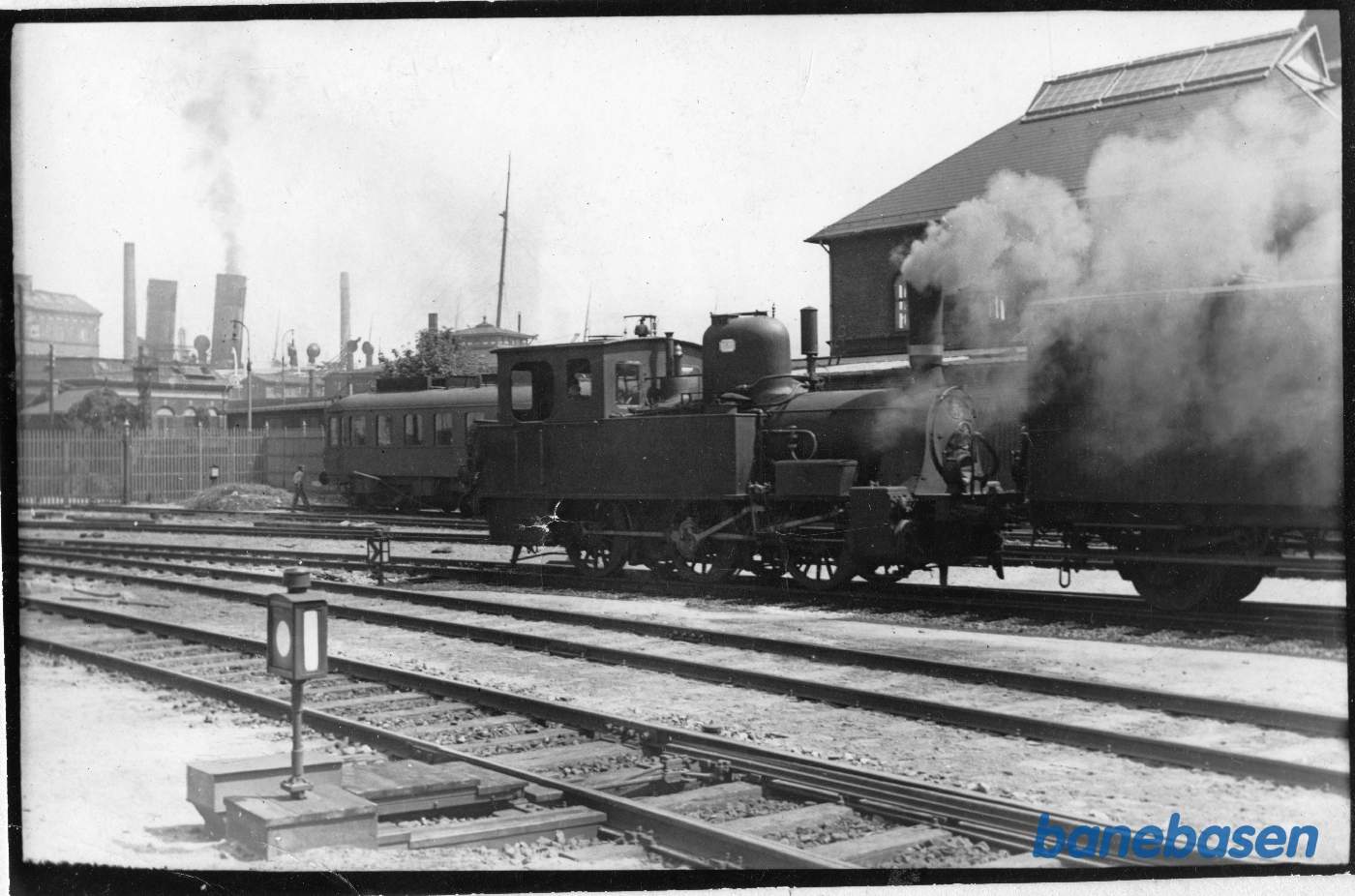 Rangering i nordenden af stationen. Bag F-maskinen en ML-motorvogn og I baggrunden Frihavnen